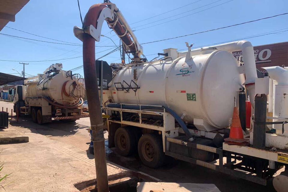 <div style="
                font-size: 18px;
                font-weight: bold;
                color: #0073aa;
                margin-bottom: 5px;
                text-transform: uppercase;
            ">SANEAMENTO</div>Prefeitura amplia esvaziamento de fossas e acumula 216 metros de limpeza em ações de saúde pública