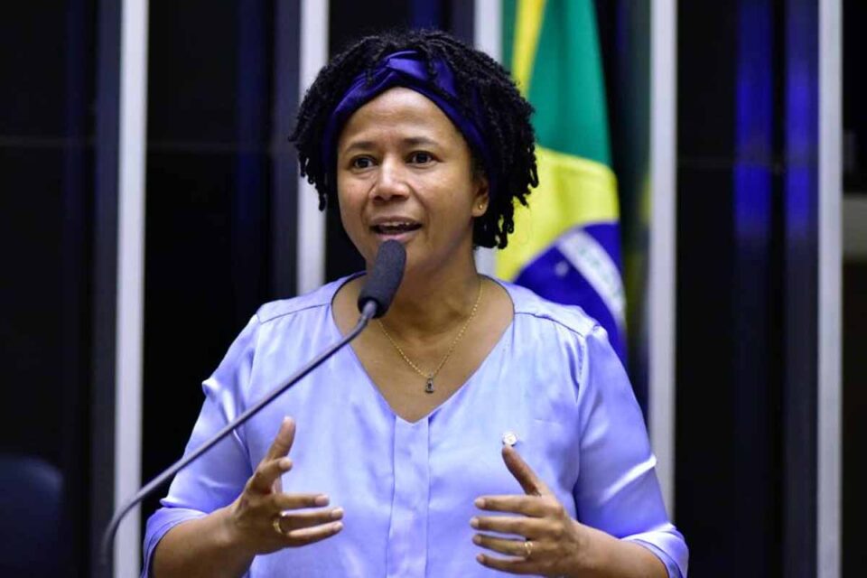 <div style="
                font-size: 18px;
                font-weight: bold;
                color: #0073aa;
                margin-bottom: 5px;
                text-transform: uppercase;
            ">ELEIÇÕES 2026</div>Sílvia Cristina destaca capacitação da Fundação Francisco Dornelles para formação de lideranças em Rondônia