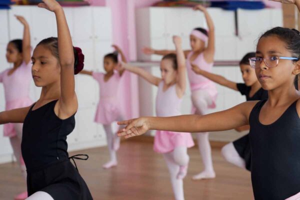 Projeto em Porto Velho usa ballet para melhorar aprendizado e desenvolvimento de crianças na Praça CEU