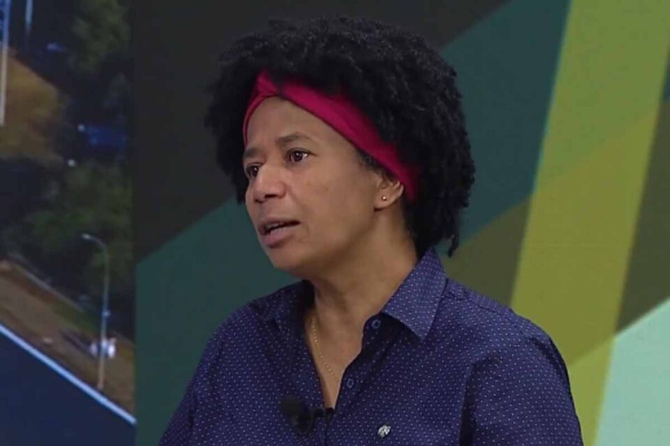 <div style="
                font-size: 18px;
                font-weight: bold;
                color: #0073aa;
                margin-bottom: 5px;
                text-transform: uppercase;
            ">ENSINO</div>Sílvia Cristina articula capacitação em comunicação, estratégia e marketing político em Ji-Paraná