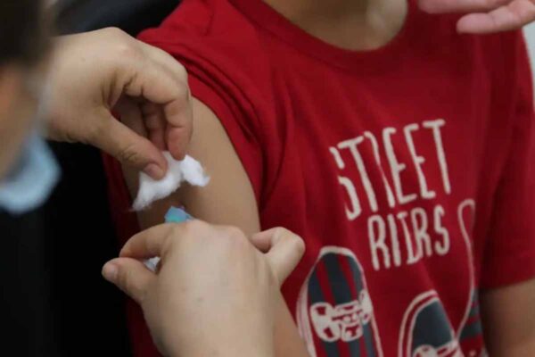 Campanha de vacinação nas escolas quer imunizar 27 milhões de estudantes até 30 de abril