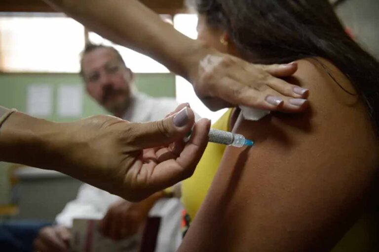 Nova regra obriga empresas a orientar funcionários sobre vacinação contra HPV e exames de câncer