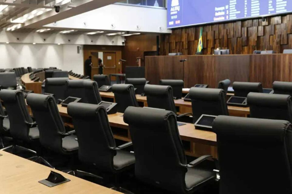 <div style="
                font-size: 18px;
                font-weight: bold;
                color: #0073aa;
                margin-bottom: 5px;
                text-transform: uppercase;
            ">INTELIGÊNCIA ARTIFICIAL</div>Projetos de lei sobre inteligência artificial priorizam vigilância e segurança pública, aponta dossiê