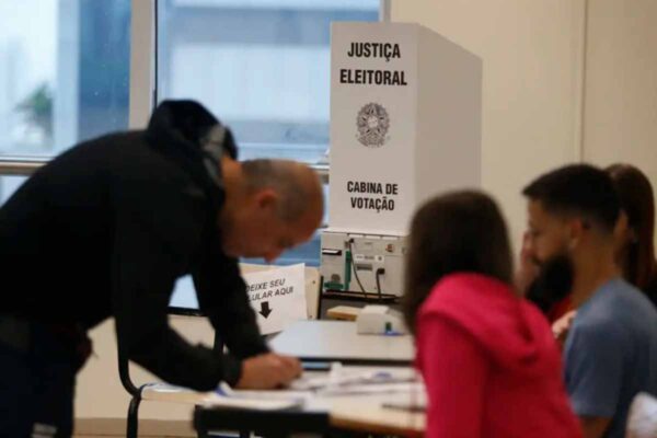 Eleitorado acima de 60 anos cresce 74% e ganha peso decisivo nas eleições, aponta levantamento