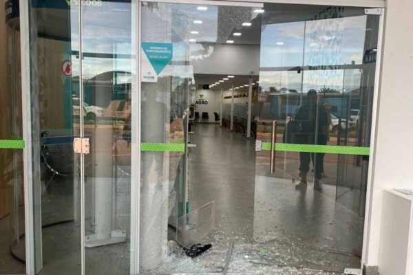 Tentativa de roubo a banco termina sem prejuízo e com dois presos após ação da PM em Guajará-Mirim