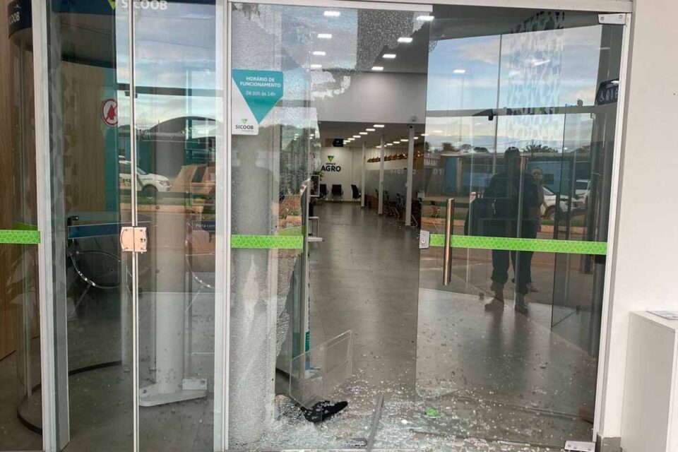 <div style="
                font-size: 18px;
                font-weight: bold;
                color: #0073aa;
                margin-bottom: 5px;
                text-transform: uppercase;
            ">ROUBO A BANCO</div>Tentativa de roubo a banco termina sem prejuízo e com dois presos após ação da PM em Guajará-Mirim