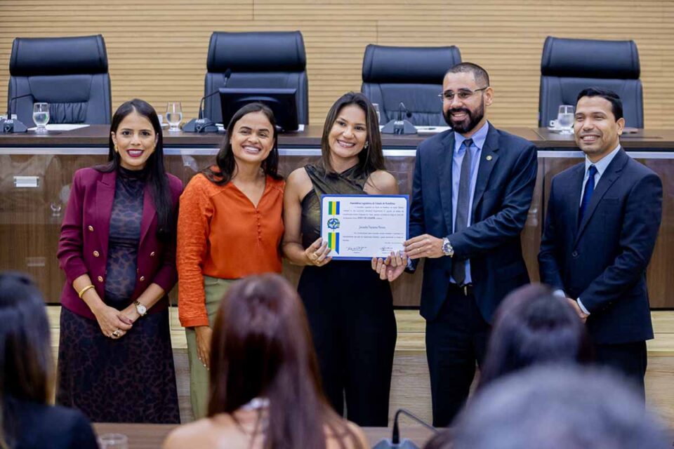 <div style="
                font-size: 18px;
                font-weight: bold;
                color: #0073aa;
                margin-bottom: 5px;
                text-transform: uppercase;
            ">HOMENAGEM</div>Alero concede votos de louvor a servidores da Sepat e destaca impacto da regularização fundiária em Rondônia