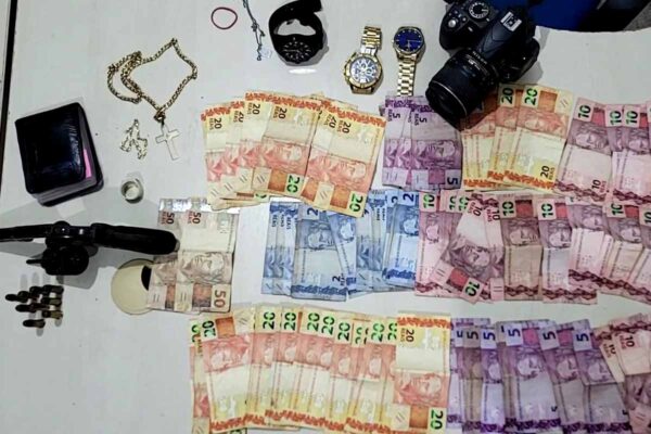 Polícia Militar apreende arma, dinheiro e objetos suspeitos em residência investigada por tráfico em Ji-Paraná