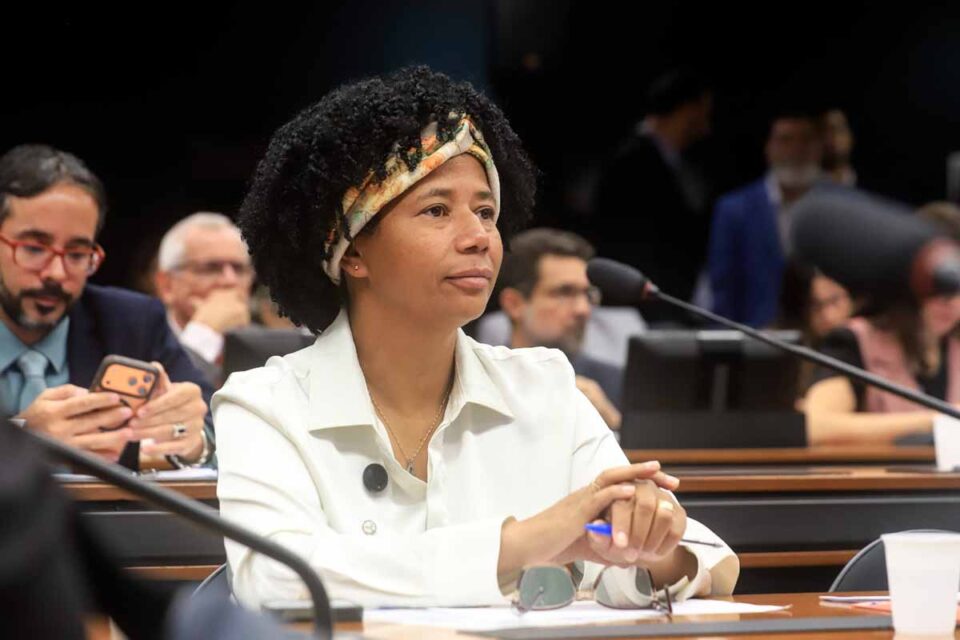 <div style="
                font-size: 18px;
                font-weight: bold;
                color: #0073aa;
                margin-bottom: 5px;
                text-transform: uppercase;
            ">SAÚDE E PREVENÇÃO</div>Sílvia Cristina participa de celebração dos três anos do Dream da Amazônia com mais de 354 mil procedimentos realizados