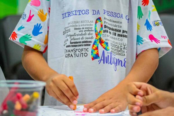 Abril Azul evidencia desafios e avanços para mais de 2,4 milhões de brasileiros com autismo