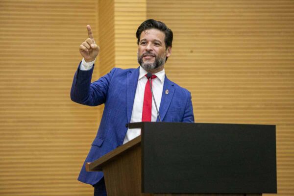 Lei de Delegado Camargo amplia acesso de cães de terapia e prevê punição por discriminação em Rondônia