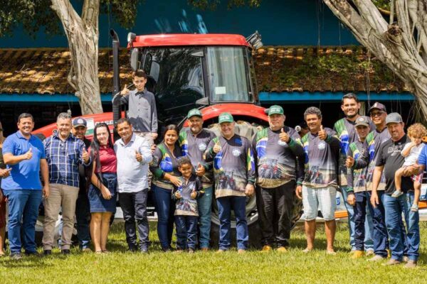 Emenda de Pedro Fernandes viabiliza entrega de trator e implementos para produtores em Machadinho do Oeste