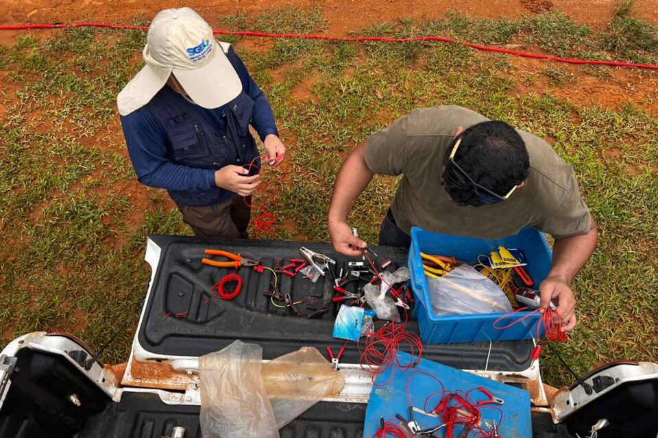 <div style="
                font-size: 18px;
                font-weight: bold;
                color: #0073aa;
                margin-bottom: 5px;
                text-transform: uppercase;
            ">ABASTECIMENTO DE ÁGUA</div>Estudos técnicos orientam perfuração de poços e enfrentam escassez de água em distritos de Porto Velho