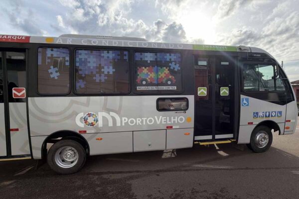 Ônibus multissensorial amplia acesso a terapias e muda rotina de famílias com autismo em Porto Velho
