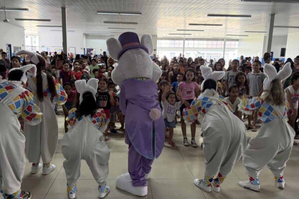 Prefeitura realiza ação de Páscoa no Orgulho do Madeira com distribuição de chocolates e atividades para crianças