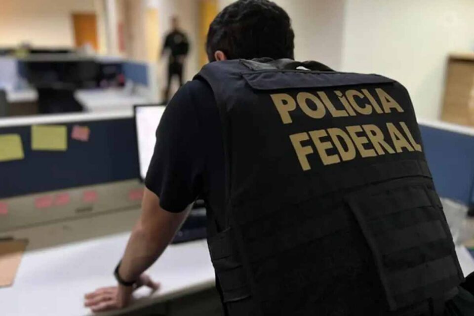 <div style="
                font-size: 18px;
                font-weight: bold;
                color: #0073aa;
                margin-bottom: 5px;
                text-transform: uppercase;
            ">FRAUDE EM LICITAÇÃO</div>Operação Código Branco investiga fraudes em licitações e desvios na saúde no Tocantins