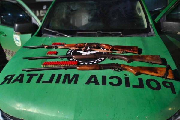 Polícia Militar apreende três espingardas e prende suspeitos durante operação na BR-429 em Seringueiras