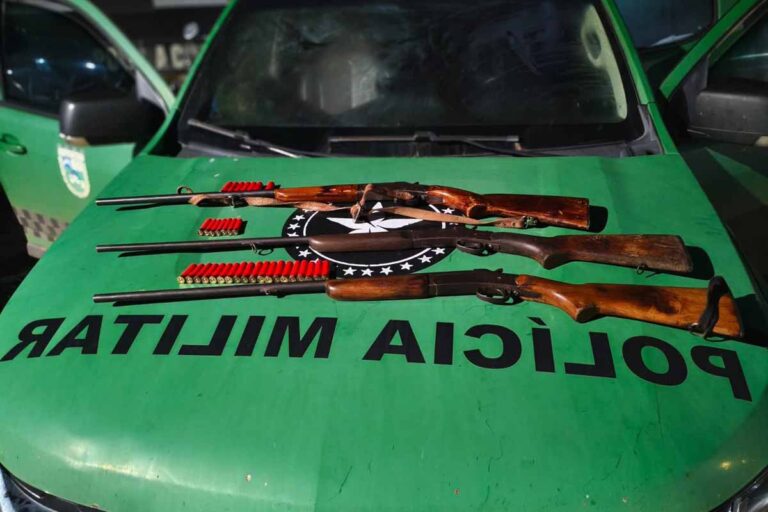 Polícia Militar apreende três espingardas e prende suspeitos durante operação na BR-429 em Seringueiras
