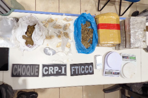 Dois suspeitos são presos e drogas apreendidas pelo BPCHOQUE no bairro Três Marias em Porto Velho