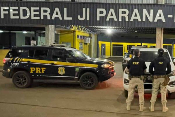 PRF recupera carro furtado com identificação adulterada durante fiscalização na BR-364 em Ji-Paraná