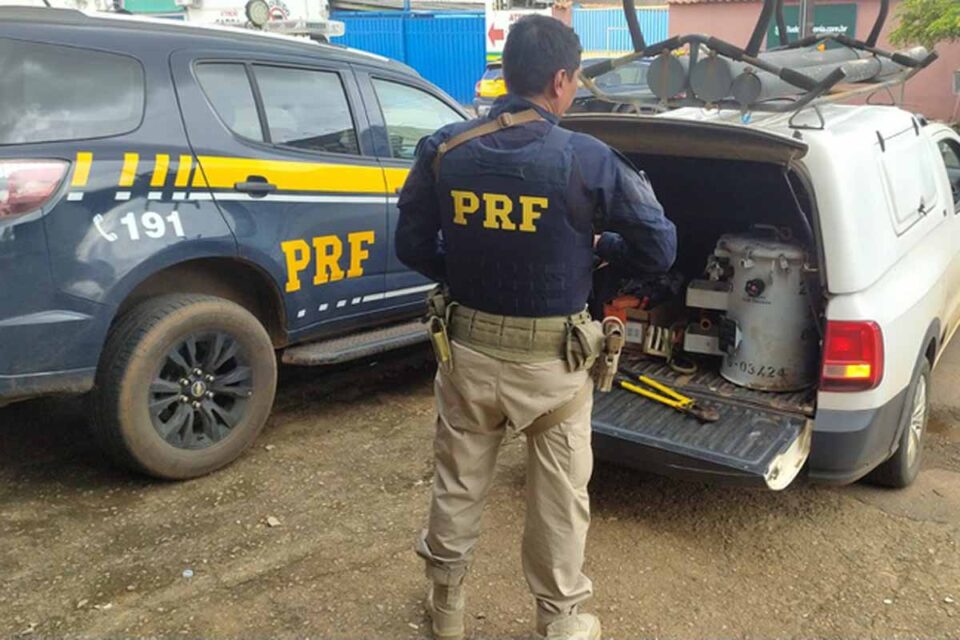 <div style="
                font-size: 18px;
                font-weight: bold;
                color: #0073aa;
                margin-bottom: 5px;
                text-transform: uppercase;
            ">RECEPTAÇÃO</div>PRF recupera transformador furtado na BR-364 em Rondônia e encaminha suspeitos por receptação qualificada