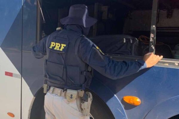 PRF apreende 2,4 kg de cocaína em ônibus interestadual na BR-364 em Ji-Paraná