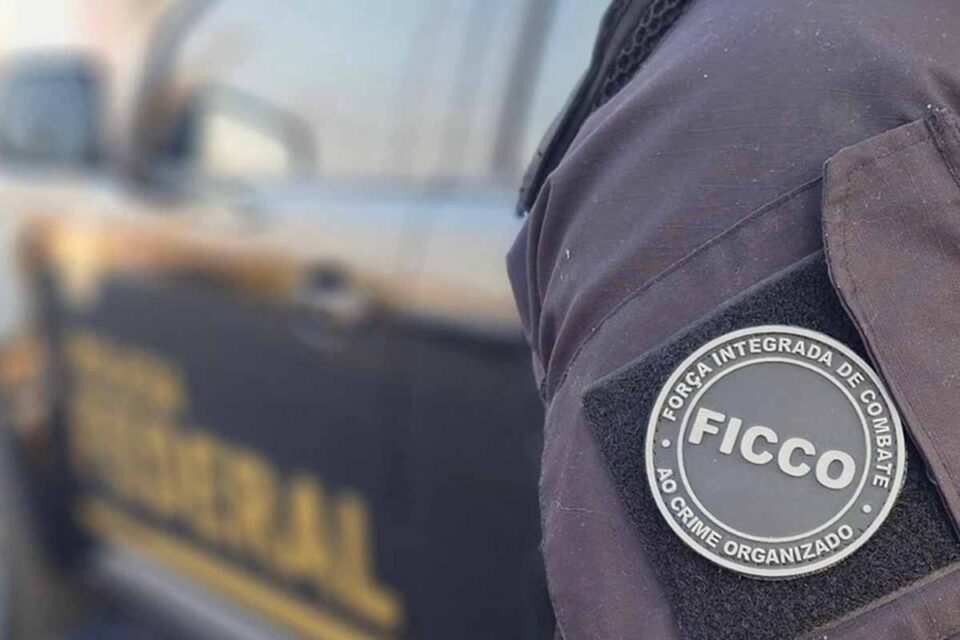 <div style="
                font-size: 18px;
                font-weight: bold;
                color: #0073aa;
                margin-bottom: 5px;
                text-transform: uppercase;
            ">CRIME ORGANIZADO</div>Suspeito é preso com armas, drogas e munições em operação da FICCO em Porto Velho