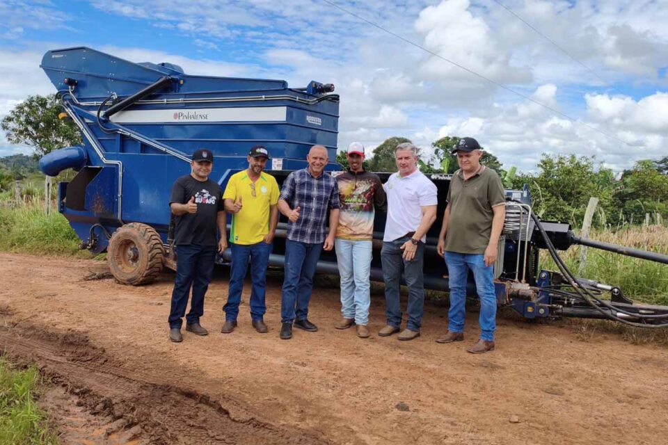 <div style="
                font-size: 18px;
                font-weight: bold;
                color: #0073aa;
                margin-bottom: 5px;
                text-transform: uppercase;
            ">AGRICULTURA</div>Ezequiel Neiva destina recolhedora de café para Alta Floresta e amplia produção de mais de 40 famílias