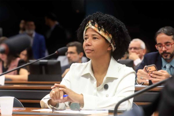 Sílvia Cristina integra maioria que aprova PEC e amplia recursos para assistência social