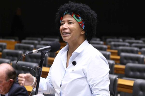 Sílvia Cristina destaca qualificação profissional e diz que oportunidades transformam vidas em Rondônia