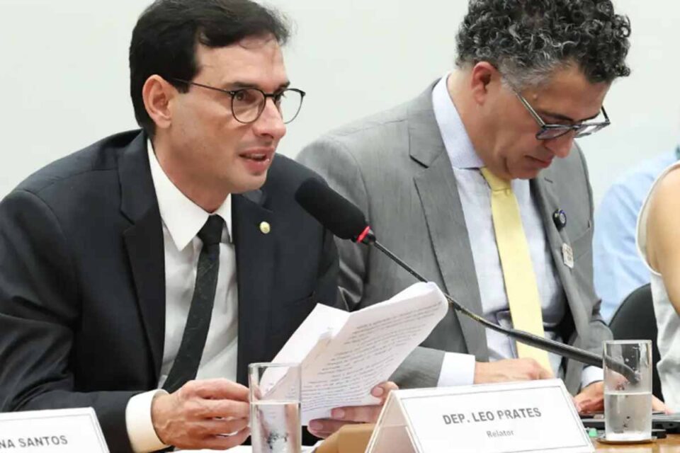 <div style="
                font-size: 18px;
                font-weight: bold;
                color: #0073aa;
                margin-bottom: 5px;
                text-transform: uppercase;
            ">JORNADA DE TRABALHO</div>Relator da PEC do fim da escala 6×1 propõe folga preferencial aos domingos e jornada de 40 horas