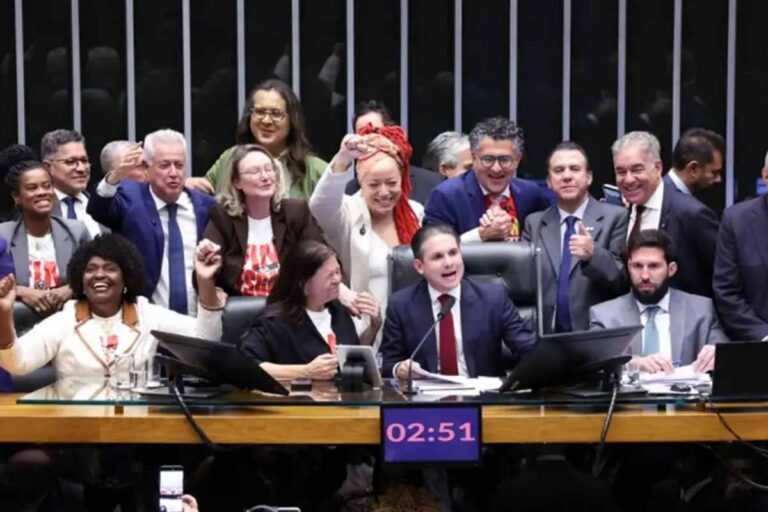 Câmara aprova PEC que reduz jornada para 40 horas e acaba com escala 6x1