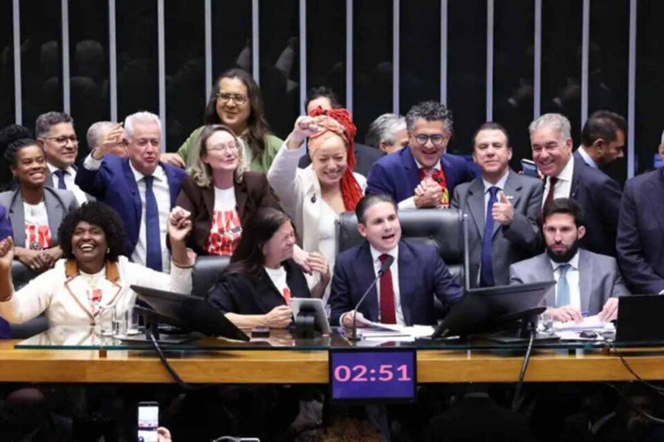 <div style="
                font-size: 18px;
                font-weight: bold;
                color: #0073aa;
                margin-bottom: 5px;
                text-transform: uppercase;
            ">REDUÇÃO DA JORNADA</div>Câmara aprova PEC que reduz jornada para 40 horas e acaba com escala 6×1