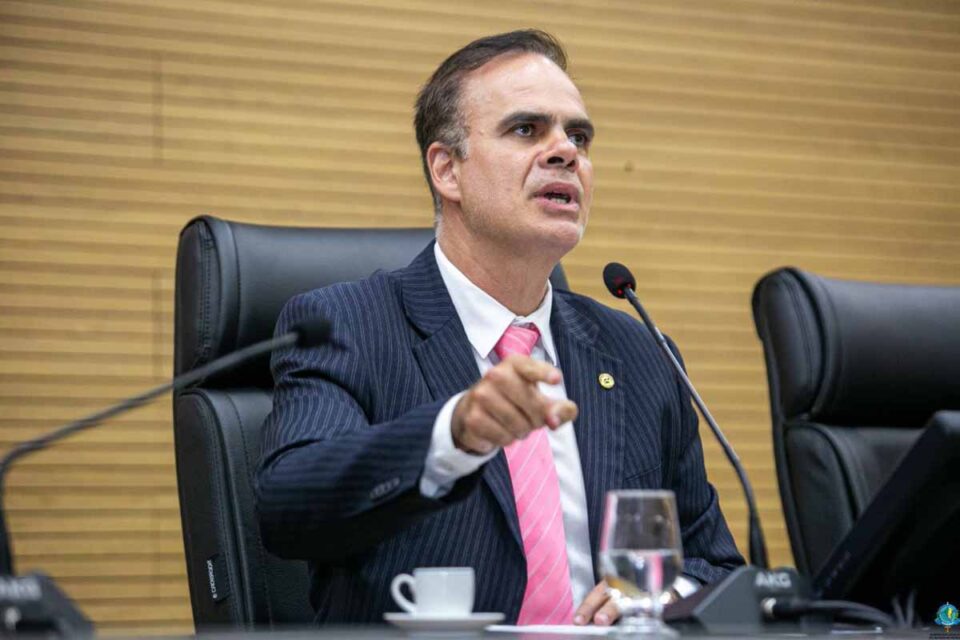<div style="
                font-size: 18px;
                font-weight: bold;
                color: #0073aa;
                margin-bottom: 5px;
                text-transform: uppercase;
            ">COMPLEXO DEROCHE</div>Deputado Alan Queiroz pede manutenção urgente no Complexo Esportivo Deroche, em Porto Velho