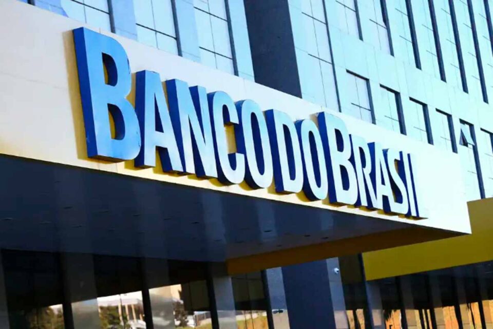 <div style="
                font-size: 18px;
                font-weight: bold;
                color: #0073aa;
                margin-bottom: 5px;
                text-transform: uppercase;
            ">INADIMPLÊNCIA</div>Banco do Brasil reduz projeção de lucro após alta da inadimplência no agronegócio