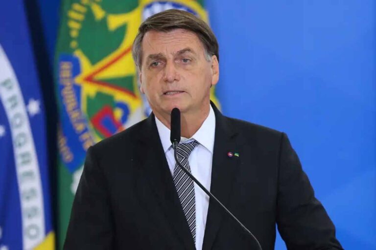 Bolsonaro permanece internado após cirurgia no ombro com quadro estável, diz hospital