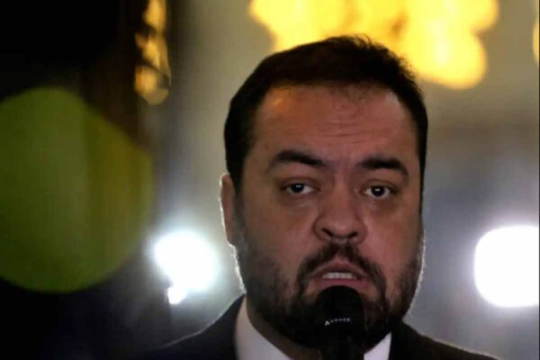 PF faz operação contra grupo do setor de combustíveis e mira Cláudio Castro com mandado de busca e apreensão
