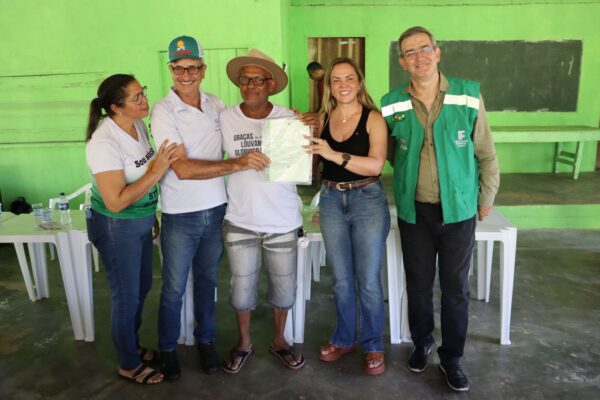 Cláudia de Jesus participa da entrega de 36 títulos rurais no Setor Aeroporto em Ji-Paraná