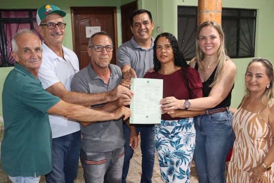 <div style="
                font-size: 18px;
                font-weight: bold;
                color: #0073aa;
                margin-bottom: 5px;
                text-transform: uppercase;
            ">TÍTULOS RURAIS</div>Cláudia de Jesus e Incra entregam títulos rurais a famílias da antiga Embrapa em Presidente Médici