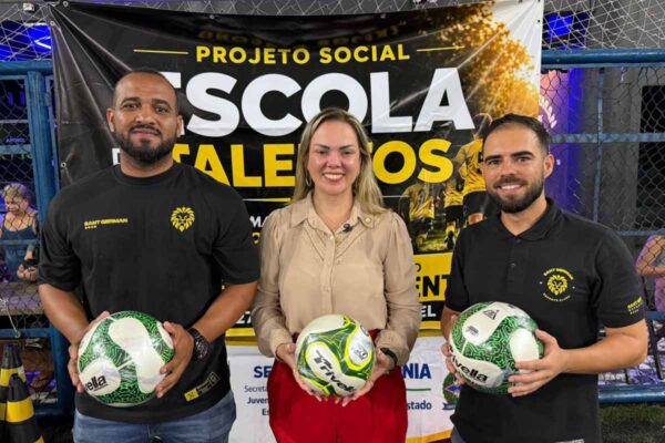 Cláudia de Jesus acompanha entrega de materiais esportivos para projeto social de futebol em Porto Velho