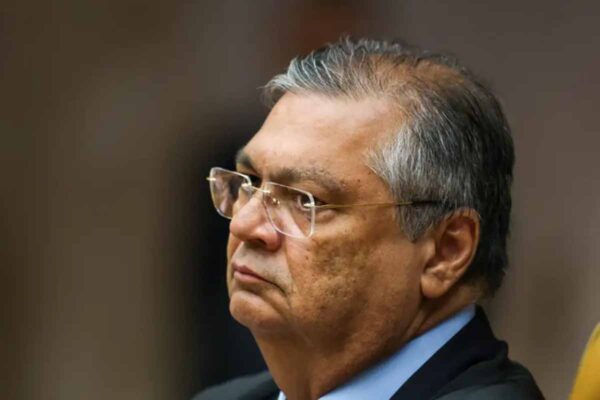 Flávio Dino pede vista e STF interrompe julgamento sobre divisão dos royalties do petróleo
