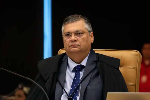 Flávio Dino cobra explicações da Câmara sobre viagem internacional de Mário Frias
