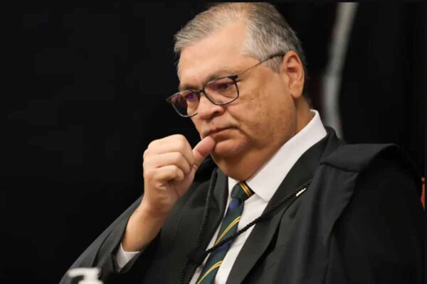 Flávio Dino cobra explicações sobre falhas na fiscalização de fundos e questiona atuação de BC e CVM