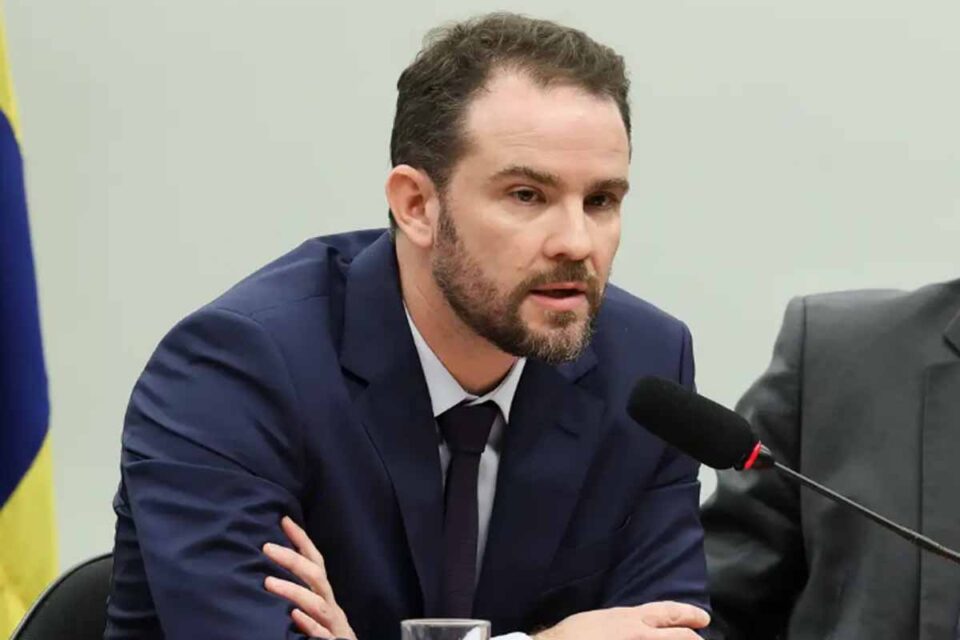 <div style="
                font-size: 18px;
                font-weight: bold;
                color: #0073aa;
                margin-bottom: 5px;
                text-transform: uppercase;
            ">ECONOMIA BRASILEIRA</div>Dario Durigan participa de reuniões do G7 na França com foco em IA, energia e minerais críticos