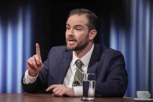 Dario Durigan defende regulação flexível para inteligência artificial com classificação por níveis de risco
