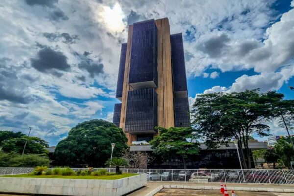 Economistas afirmam que juros altos ampliam dívida pública e pressionam economia brasileira