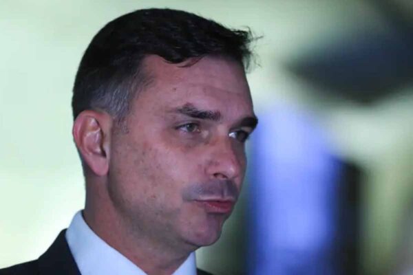 Flávio Bolsonaro admite reunião com Daniel Vorcaro após prisão do banqueiro em investigação da PF