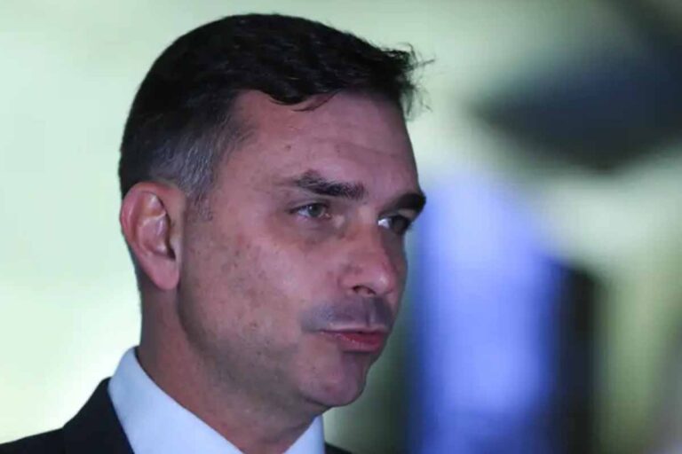 Flávio Bolsonaro admite reunião com Daniel Vorcaro após prisão do banqueiro em investigação da PF