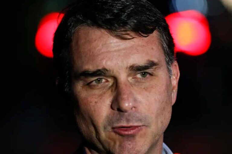 Flávio Bolsonaro confirma cobrança a Daniel Vorcaro por filme sobre Jair Bolsonaro e nega irregularidades