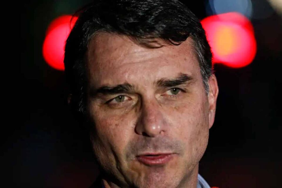 <div style="
                font-size: 18px;
                font-weight: bold;
                color: #0073aa;
                margin-bottom: 5px;
                text-transform: uppercase;
            ">CPI DO MASTER</div>Flávio Bolsonaro confirma cobrança a Daniel Vorcaro por filme sobre Jair Bolsonaro e nega irregularidades